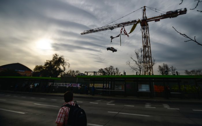 Trabajadores realizan manifestación arriba de una grúa a 40 metros de altura exigiendo el pago de dinero adeudado