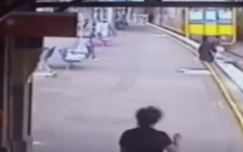 [Video] Mujer salva a niña segundos antes que pase el tren