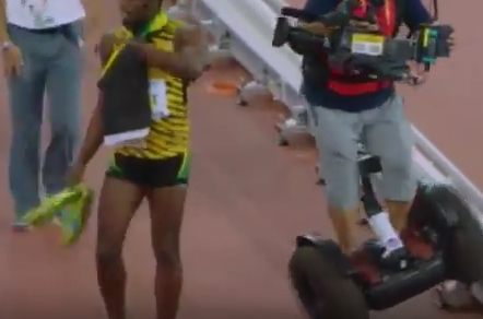 [Video] Camarógrafo atropella a Usain Bolt tras ganar su segundo oro en Mundial de Pekín