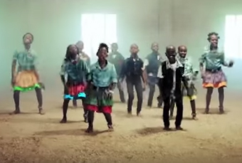 [Video] 50 millones de huérfanos en África: Coro de niños viraliza su música para crear conciencia