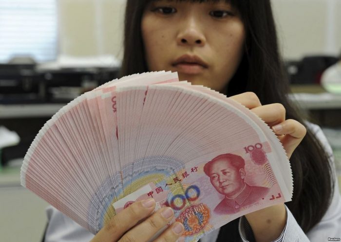 China devalúa el yuan y reforma su sistema cambiario para activar su economía; medida presiona al peso y el cobre