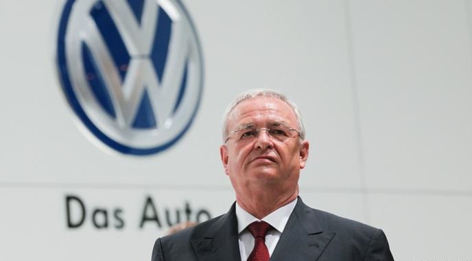 Escándalo de Volkswagen le cuesta el puesto al CEO de la automotora y Merkel llama a la «transparencia total» de la compañía