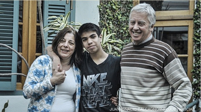 La histórica demanda de un joven argentino para que sus padres lo adopten