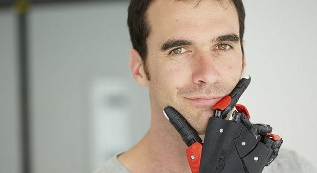 Francés se fabrica su propia mano biónica con una impresora 3D