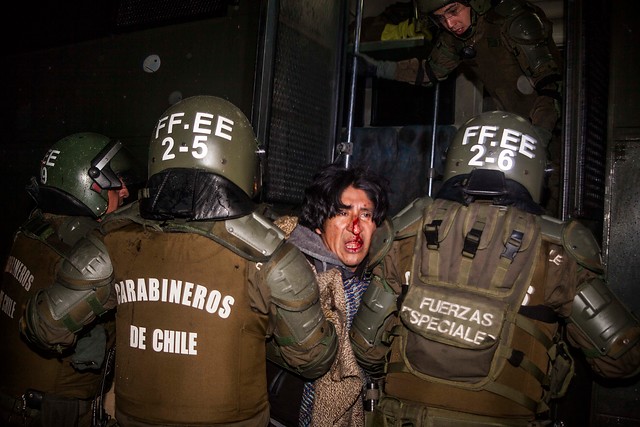 Fotos: Desalojan a comuneros mapuche que mantenían tomada hace tres semanas la Conadi en Temuco