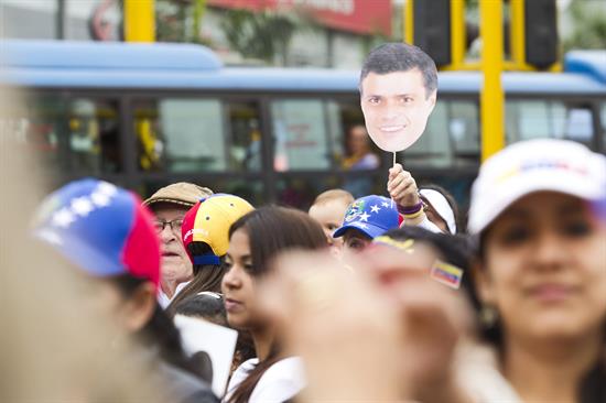 Decenas protestan en Lima contra Maduro y piden liberación de López