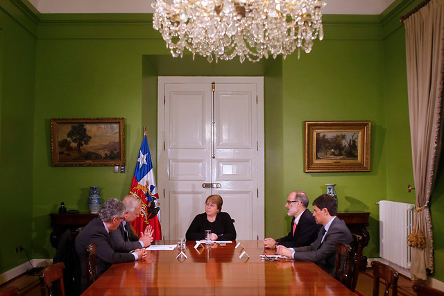 Bachelet cambió de color un salón de La Moneda y prontamente llegaron los reclamos
