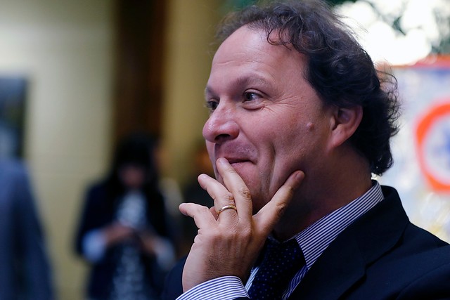 Senador De Urresti llama a Errázuriz y Ezzati a gestionar encuentro entre el Papa y víctimas de abuso sexual