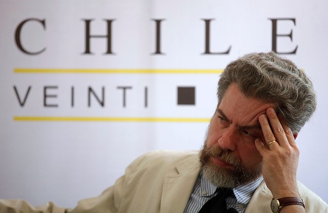 Jocelyn-Holt apunta a clima de «complots» y dice que el “enterarse por la prensa” es la estrategia de ingeniosos abogados y planes comunicacionales