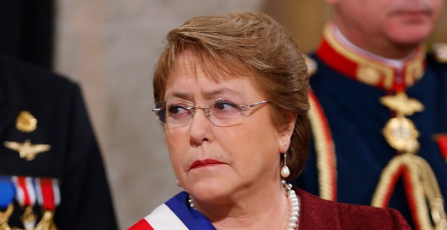 Cadem: 77% dice que gestión de Bachelet va por un mal camino