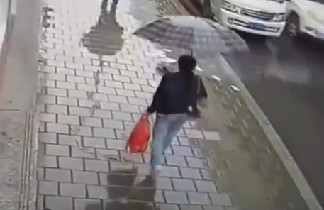 [Video] Chino busca a mujer que recogió sus billetes en la calle