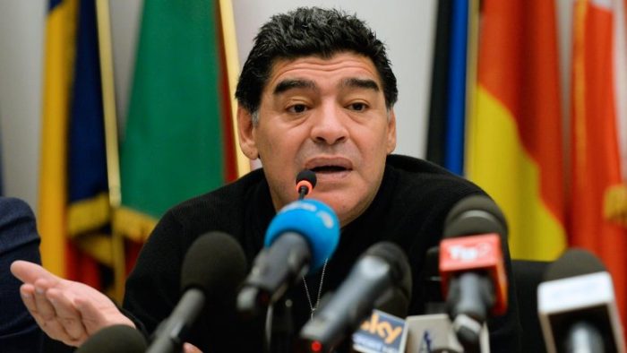 Maradona arremete contra Blatter y Platini: «Falta gente presa en la FIFA»