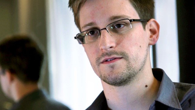 Snowden abre cuenta en Twitter y sólo sigue a la agencia que lo persigue