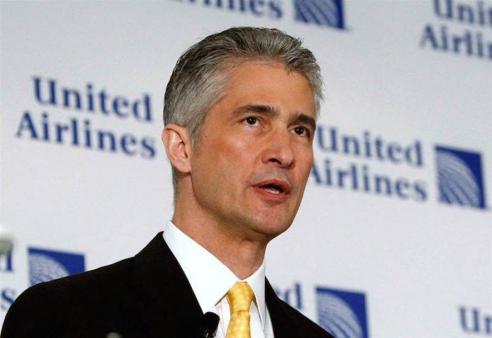 Tráfico de influencias fuerza renuncia de CEO de United Airlines