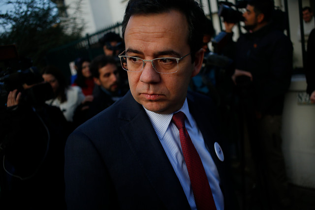 Ministro de Economía dice que críticas de Piñera no tienen «asidero con la realidad» y que su gobierno solo «aprovechó un viento de cola»