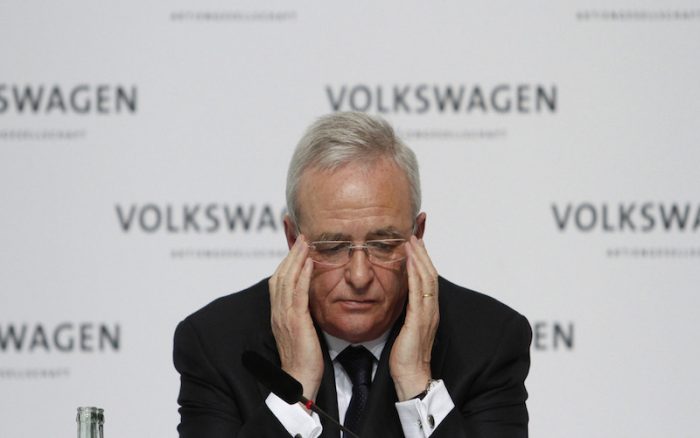 Presidente de Volkswagen renunció luego de admitir fraude y compañía ya prepara el bolsillo para lo peor