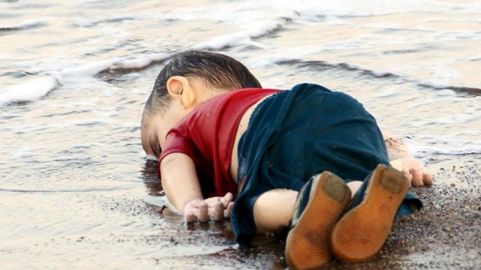 Foto del niño sirio fallecido logra movilizar a Europa