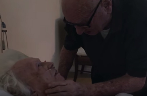 [Video] Luego de 70 años casados: Howard le canta a su esposa moribunda