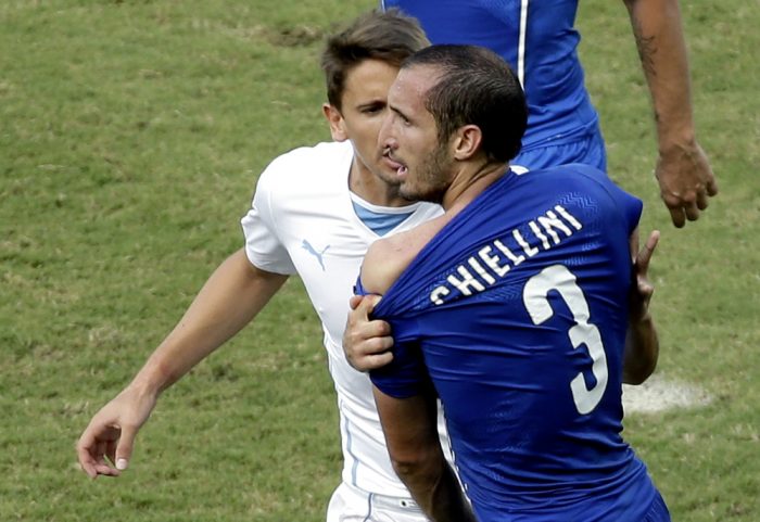 Giorgio Chiellini reconoció que simuló la mordida de Luis Suárez