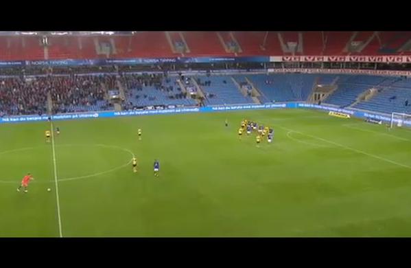 [Vídeo] Arquero marca espectacular gol de tiro libre desde mitad de la cancha