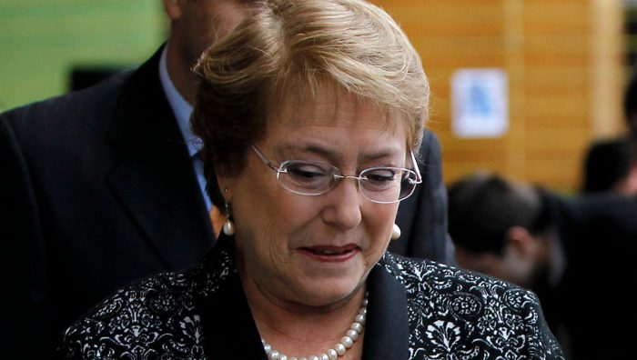 Encuesta Adimark: Bachelet supera a Piñera en la peor aprobación de un presidente tras retorno a la democracia