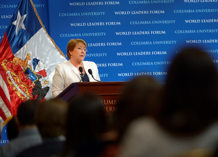 Bachelet vuelve a descartar su posible renuncia y dice que tiene un compromiso con el país