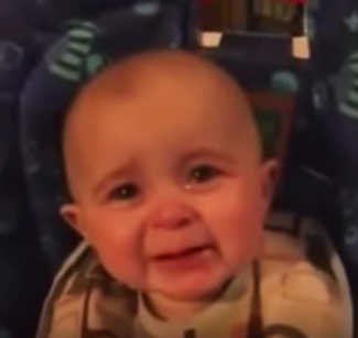 [Video] Bebé se emociona al oír cantar a su madre