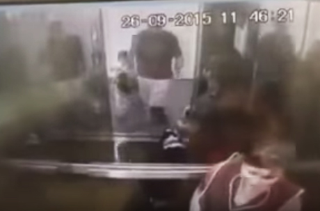 [Video] Hombre lanza perro fuera de ascensor y humilla a asesora del hogar