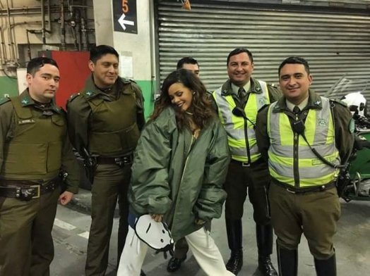 La curiosa imagen de Rihanna posando junto a un grupo de carabineros