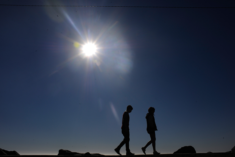 31 de Agosto del 2015/VIÑA DEL MAR Una pareja camina por las rocas de la avenida Peru por  las altas temperaturas que afectan a la Región de Valparaiso .  FOTO: PABLO OVALLE ISASMENDI / AGENCIAUNO