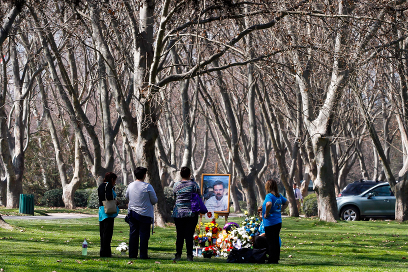2 de Septiembre del 2015/SANTIAGO Fans y amigos de Felipe Camiroaga, llegan hasta el cementerio parque del recuerdo para conmemorar el 4 aniversario de la muerte del animador, quien falleció en un trágico accidente aéreo junto a otras 20 personas. FOTOS .RODRIGO SÀENZ/AGENCIAUNO