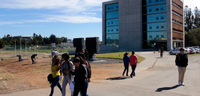 Estudiantes de la UC de la Santísima Concepción piden quitar el nombre de Ezzati a edificio de la universidad