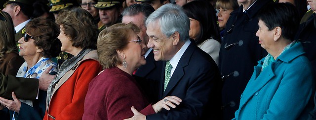 Foto: Bachelet saluda a Piñera tras ácidas críticas