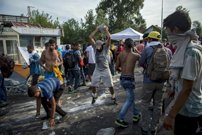 Policía húngara usa gas pimienta para impedir la entrada de refugiados