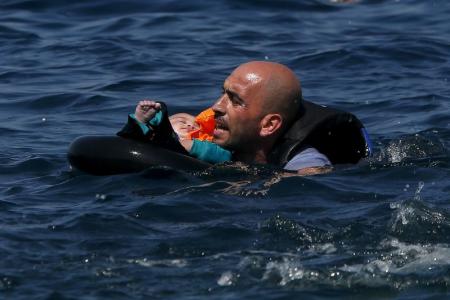 Crisis de inmigrantes en Europa: Retoman búsqueda en zona de naufragio en costas griegas