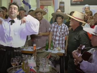 [Vídeo] Jorge Alis vs los Huasos del Hoyo: el duelo de payas para prevenir los accidentes provocados por el alcohol