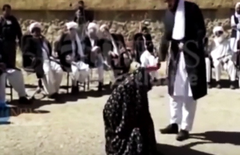 [Video] Por adúltera, mujer recibe 100 latigazos en Afganistán