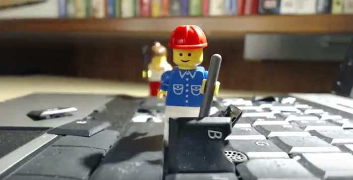 [Video] Legos malvados destruyen un Notebook