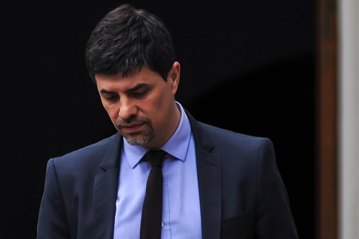 Vocero en problemas: Segegob dilata explicación del ministro por información contradictoria sobre computador de Sebastián Dávalos