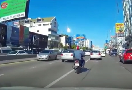 [Video] En Bangkok: Cae meteorito en pleno día y genera alarma social