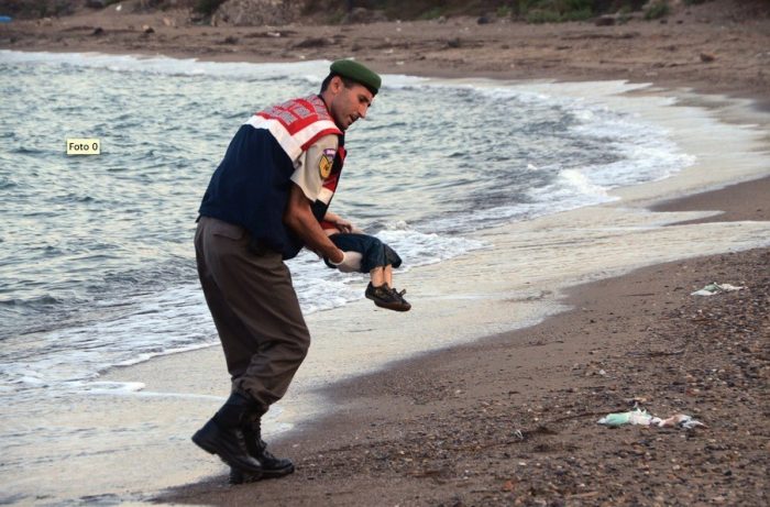 La imagen que conmueve al mundo y devela el drama de miles que buscan refugio en Europa