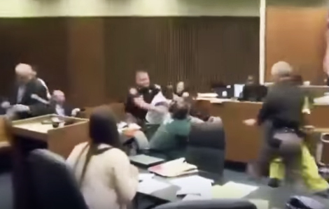 [Video] Padre golpea en la Corte a asesino de su hija