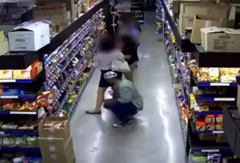 [Video] Pervertido en cámara: hombre grababa bajo falda de mujeres
