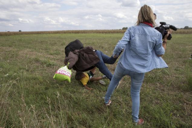 Reportera húngara reconoce que pateó a refugiados, pero no pide perdón