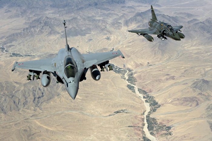 Cazas franceses realizan los primeros vuelos de reconocimiento en Siria