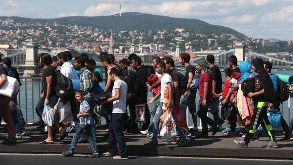 Alemania recibe más de 13.000 refugiados durante el fin de semana: Merkel pide solidaridad europea