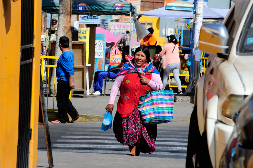 24 de Septiembre de 2015/IQUIQUE Una mujer camina por el llamado Barrio boliviano, en Iquique, donde ciudadanos de dicho paÍs se reunieron a ver el fallo de la CIJ.  FOTO: CRISTIAN VIVERO BOORNES/AGENCIAUNO