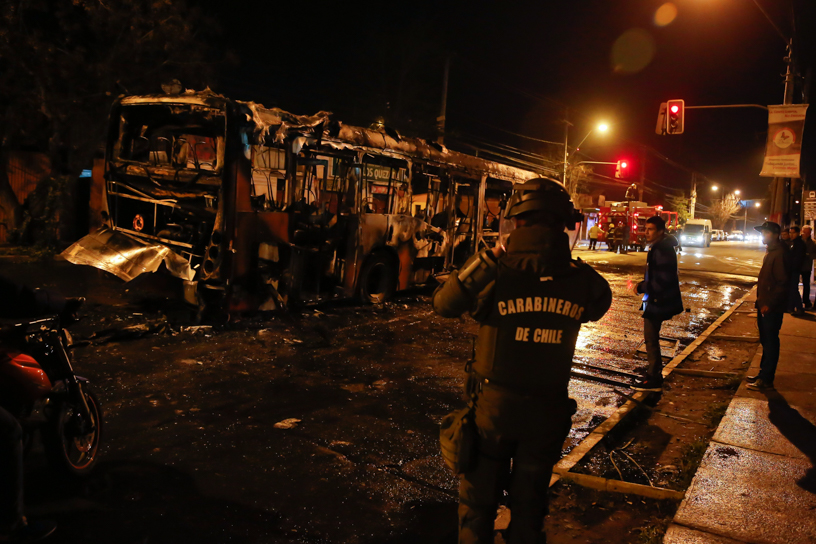 11 de septiembre/SANTIAGO  Bus del transantiago es quemado en las calles de San Pablo y Talcahuano en la comuna de Quinta Normal, durante la conmemoración de los 42 años del golpe militar.  Foto: Francisco Longa