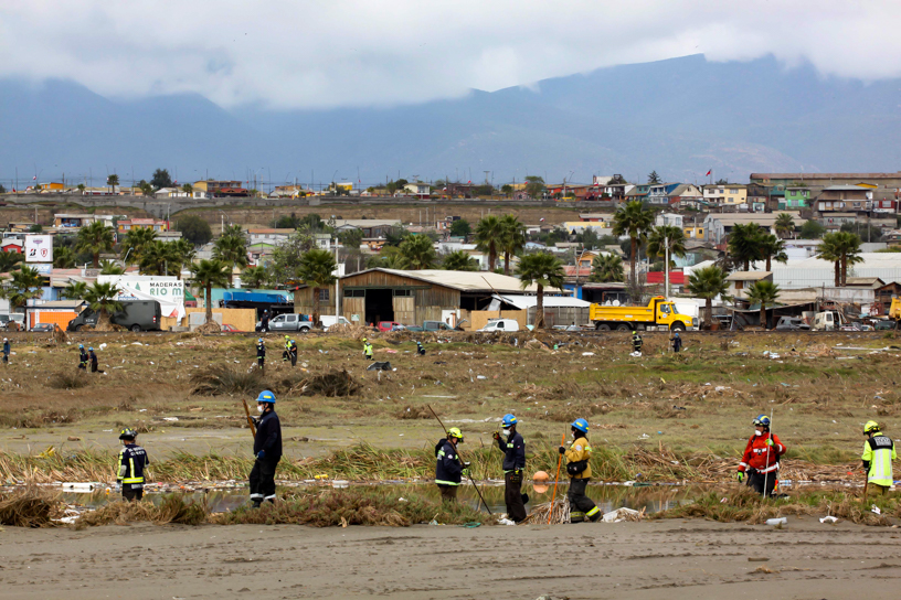 24 de Septiembre de 2015/COQUIMBO, se cumple el octavo dia despues del terremoto y tsunami en coquimbo y aún cuntinuan las labores de limpieza y busqueda de personas desaparecidas. En la imagen, un grupo de rescatistas continuan buscando en el humedal de Playa Changa/FOTO:HERNAN CONTRERAS/AGENCIAUNO