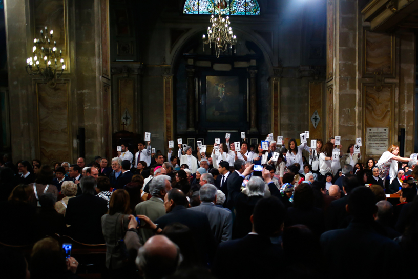 18 de Septiembre de 2015/SANTIAGO  Manifestantes Anti-Aborto ingresar a la catedral, durante el Te Deum Ecuménico 2015 realizado en la Catedral de Santiago, en el marco de las celebraciones de la Independencia de Chile.  FOTO: PABLO VERA LISPERGUER/AGENCIAUNO